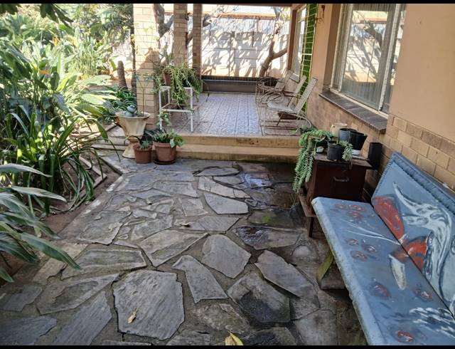 3 BEDROOM HOUSE FOR SALE IN OOS EINDE